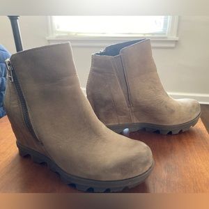 Sorel Joan of Arctic Zip Wedge II zippered ankle bottle in Ash Brown